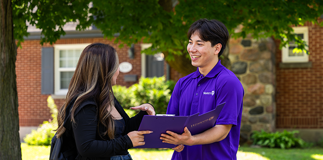 Off-Campus Advisor helping a student